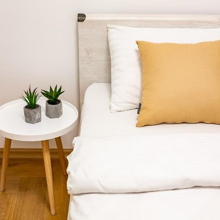 Three Bedroom Apartment On Rynok Square Львов Экстерьер фото