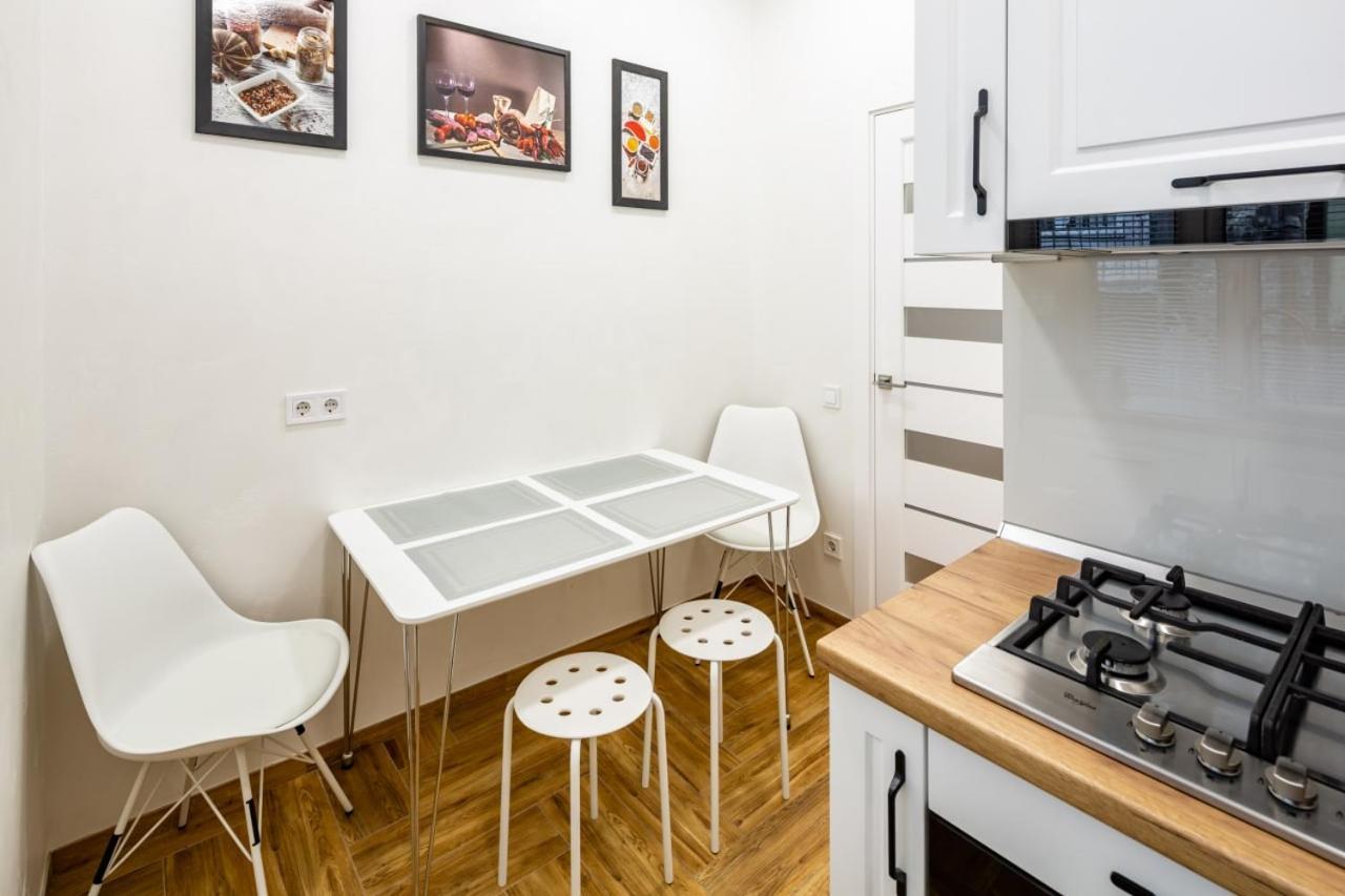 Three Bedroom Apartment On Rynok Square Львов Экстерьер фото