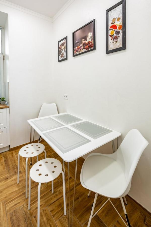 Three Bedroom Apartment On Rynok Square Львов Экстерьер фото