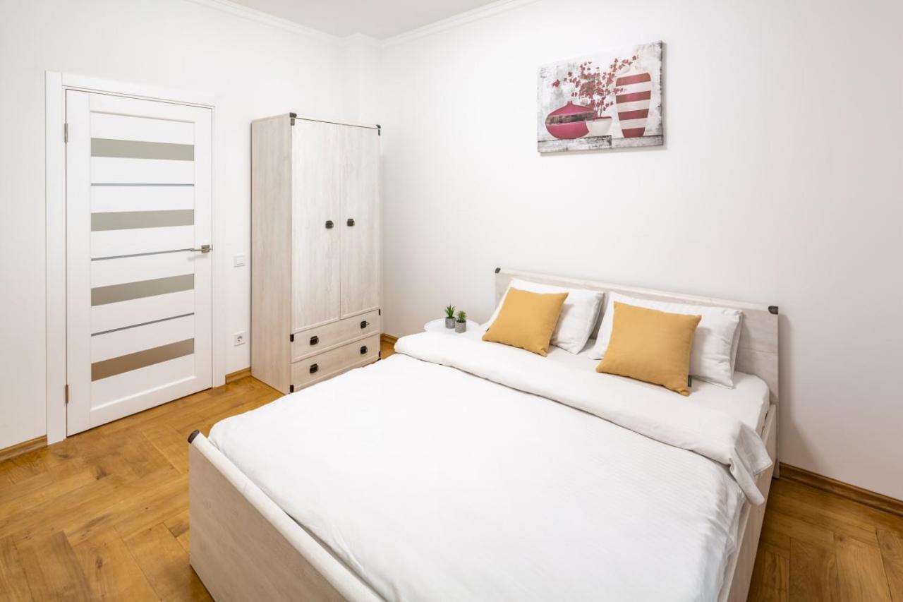 Three Bedroom Apartment On Rynok Square Львов Экстерьер фото