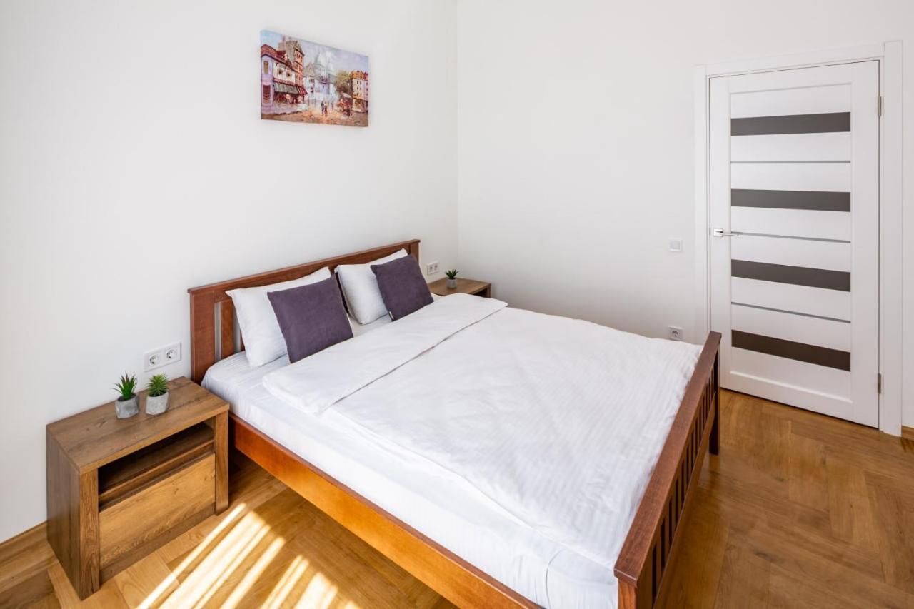 Three Bedroom Apartment On Rynok Square Львов Экстерьер фото