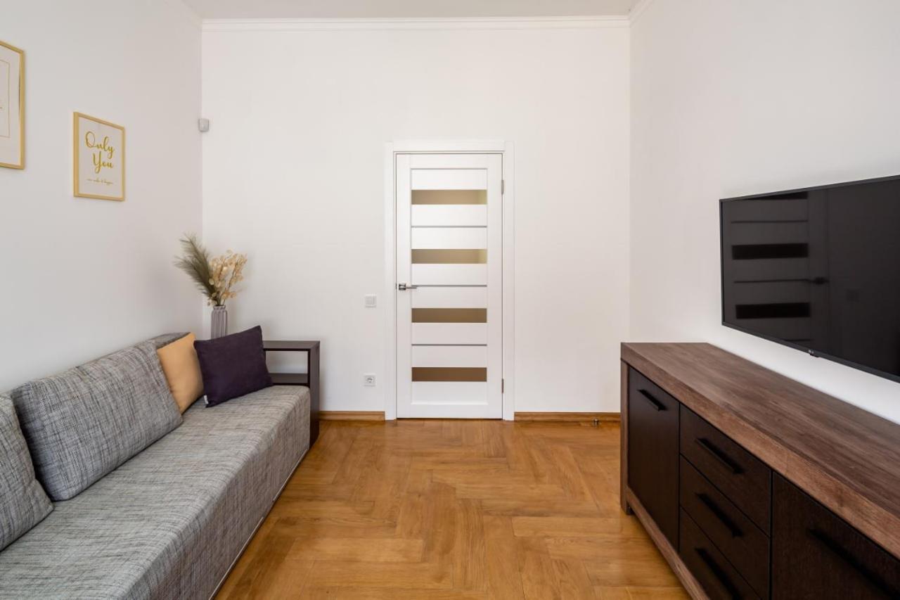 Three Bedroom Apartment On Rynok Square Львов Экстерьер фото