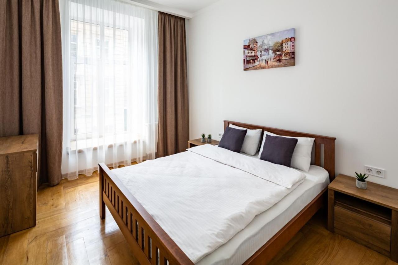 Three Bedroom Apartment On Rynok Square Львов Экстерьер фото