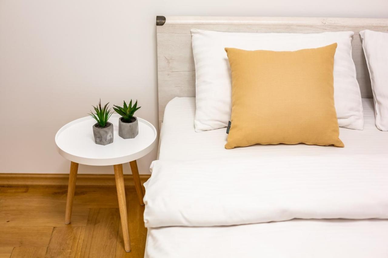 Three Bedroom Apartment On Rynok Square Львов Экстерьер фото
