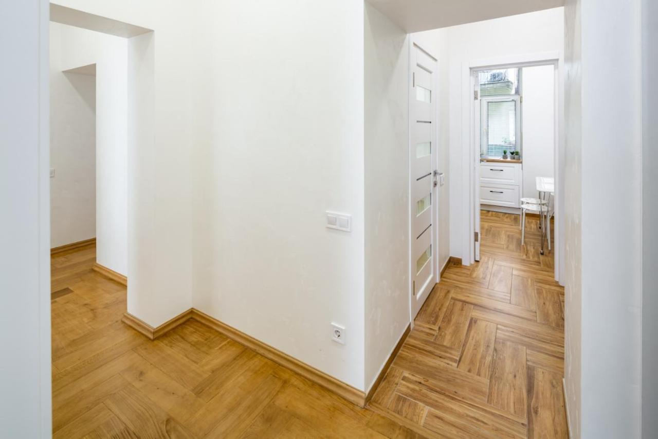 Three Bedroom Apartment On Rynok Square Львов Экстерьер фото